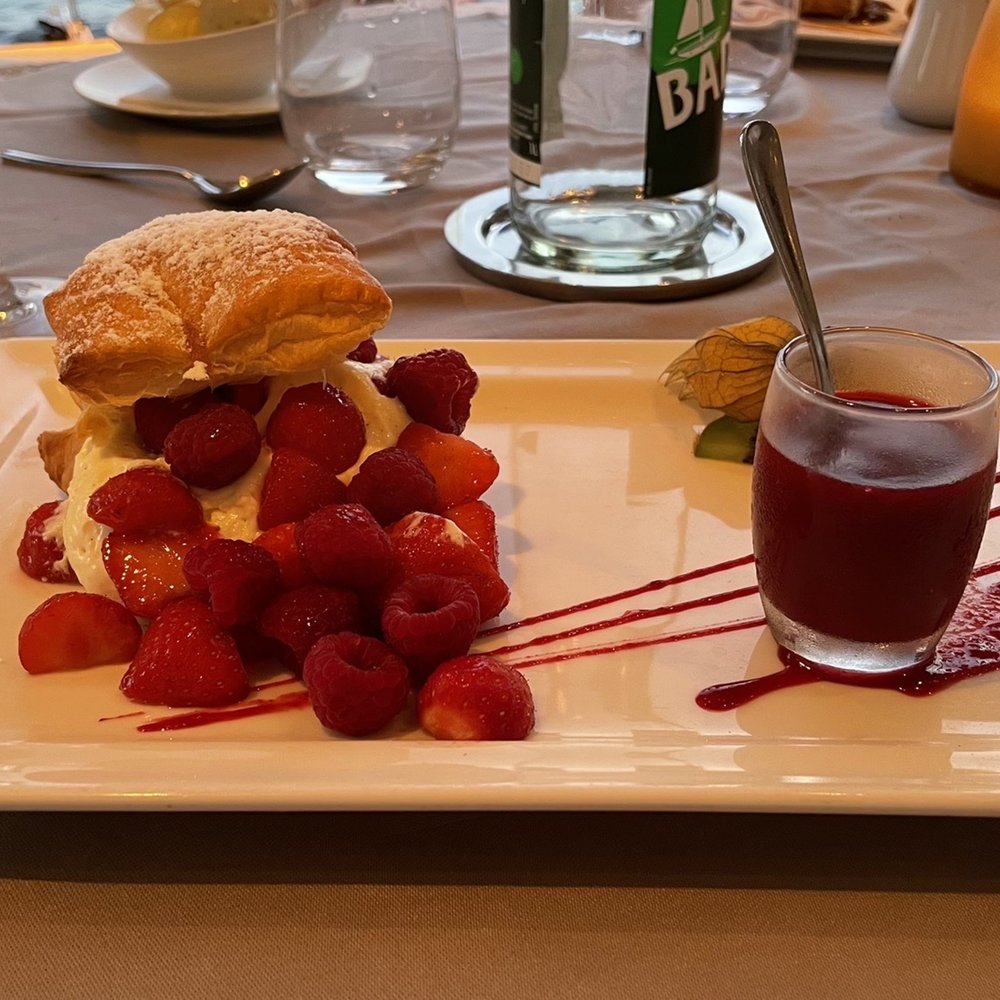 Cap Riviera - Strawberry raspberry puff, delish - French Near Me - Antibes Juan Les Pins, 06