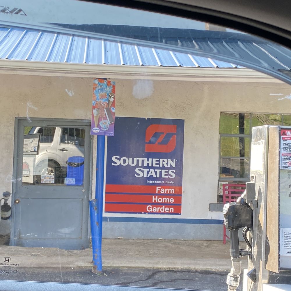 Smith Grocery - a man standing in front of a store - Grocery Near Me - Copper Hill, Virginia Smith Grocery - a man standing in front of a store - Grocery Near Me - Copper Hill, Virginia