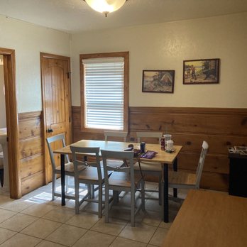 Bear Creek Resort - Dining room In cabin 10 - Guest Houses Near Me - Big Bear Lake, California Bear Creek Resort - Dining room In cabin 10 - Guest Houses Near Me - Big Bear Lake, California