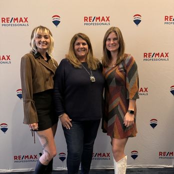 Molly Henry - Remax Professionals - 15 combined yrs of experience selling approximately $16 million of real estate  per year, we're ready to help you w/ your real estate needs! - Real Estate Agents Near Me - Highlands Ranch, Colorado