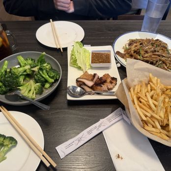 Yi Xin Cafe - Beef Chow fun, Masala Curry Fries, Pork Cheeks, Broccoli with Garlic, and honey lemon tea with bear - Hong Kong Style Cafe Near Me - Honolulu, Hawaii