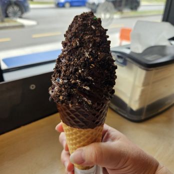 Hoche Glacé - Dark chocolate dip rolled in Oreos - Ice Cream & Frozen Yogurt Near Me - Montreal, Quebec Hoche Glacé - Dark chocolate dip rolled in Oreos - Ice Cream & Frozen Yogurt Near Me - Montreal, Quebec