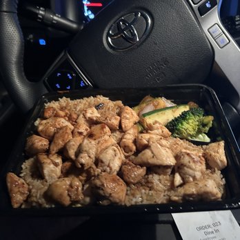 Hibachi Bros - Giant portion of rice, small amount of chicken for what I paid for - Food Trucks Near Me - Houston, Texas