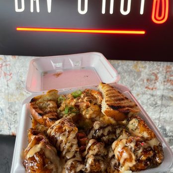 Dav's HotSpot - a tray of chicken - Italian Near Me - Mississauga, Ontario Dav's HotSpot - a tray of chicken - Italian Near Me - Mississauga, Ontario