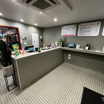 Plantees - Inside waiting area - Burgers Near Me - Orlando, Florida Plantees - Inside waiting area - Burgers Near Me - Orlando, Florida