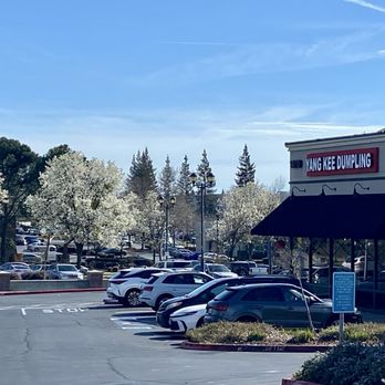 Yang Kee Dumpling-ROSEVILLE - Outside parking and large restaurant sign. - Dim Sum Near Me - Roseville, California Yang Kee Dumpling-ROSEVILLE - Outside parking and large restaurant sign. - Dim Sum Near Me - Roseville, California