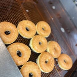 De Bakery Donuts - Hot hot