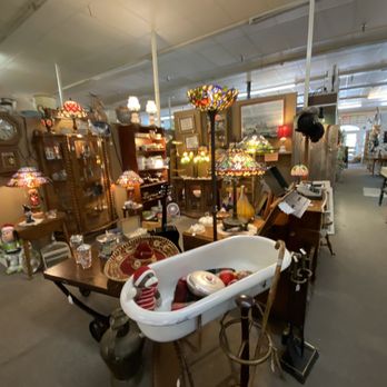 Village Antique Mall - These lamps I wanna call them Tiffany but... - Antiques Near Me - Mount Dora, Florida Village Antique Mall - These lamps I wanna call them Tiffany but... - Antiques Near Me - Mount Dora, Florida