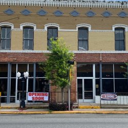 1906 Farmhouse Restaurant - Front of restaurant - street view