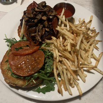 Park Tavern - Burger plate - New American Near Me - El Paso, Texas Park Tavern - Burger plate - New American Near Me - El Paso, Texas