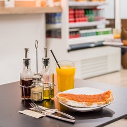 Salad Planet - Breakfast offer consisting of tomato toast and freshly squeezed orange juice
