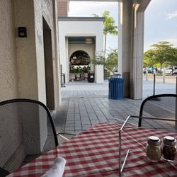 Grimaldi's Pizzeria - Outside dining area