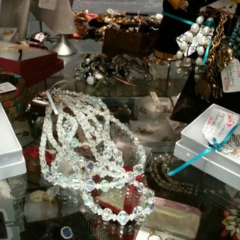 Antiques On Pierce - Antiques Near Me - Milwaukee, Wisconsin Antiques On Pierce - Antiques Near Me - Milwaukee, Wisconsin