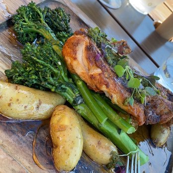 Blackwall Hitch - Red Brick Chicken with Broccolini - Cocktail Bars Near Me - Annapolis, Maryland Blackwall Hitch - Red Brick Chicken with Broccolini - Cocktail Bars Near Me - Annapolis, Maryland