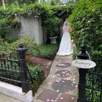 Forsyth Park Inn - Aisle to ceremony - Bed & Breakfast Near Me - Savannah, Georgia