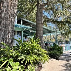 Ski Shores Cafe - Outdoor space