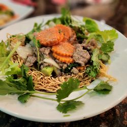 Pho Que Restaurant - Crispy yellow noodle with stir-fry beef