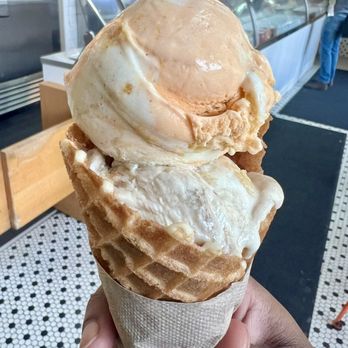Jeni's Splendid Ice Creams - Burnt Orange Dreamsicle & Gooey Butter Cake - Ice Cream & Frozen Yogurt Near Me - Houston, Texas