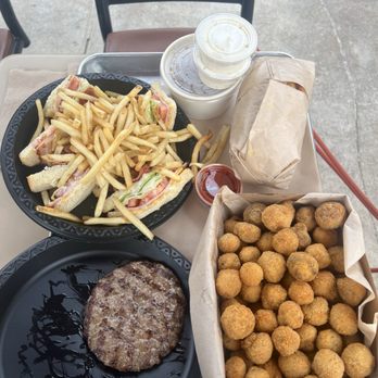 Everest Burgers - Burgers Near Me - Glendale, California
