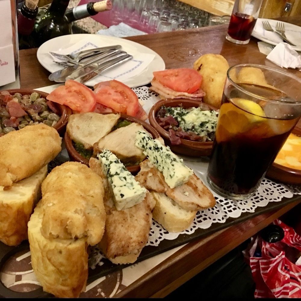 Bodegas Castañeda - Tabla Castañeda Caliente (croquettes, pork loin, ham beans, Spanish omelette, bacon, spinach dip, cheese dip) and Vermouth! - Spanish Near Me - Granada, GR