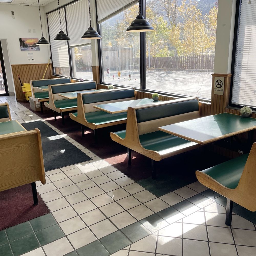 Fresh Burger Stop - Eating area on the other side near the donut haus - Burgers Near Me - Estes Park, Colorado