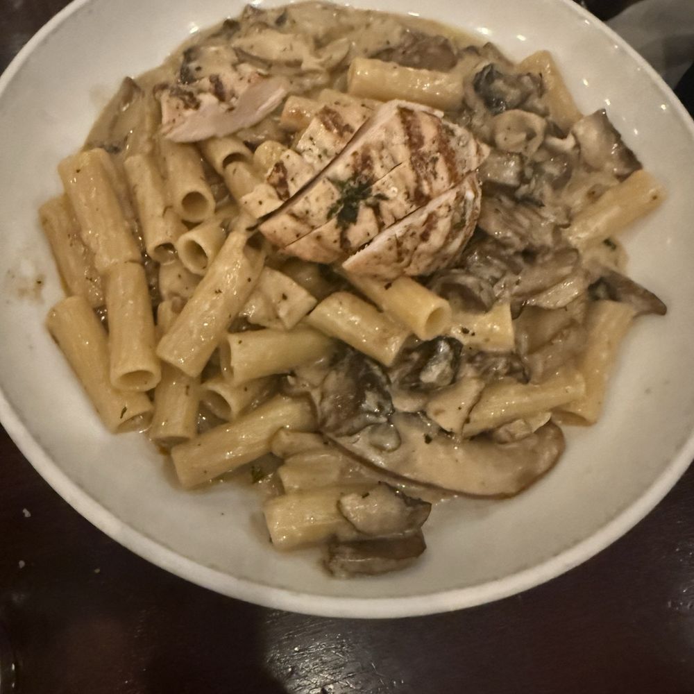 Calo Ristorante - Rigatoni con Pollo e Funghi - Pizza Near Me - Chicago, Illinois Calo Ristorante - Rigatoni con Pollo e Funghi - Pizza Near Me - Chicago, Illinois