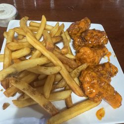 Tank's Tavern - Hot Siracha wings!
