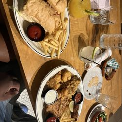 Magnolia Point - Half and half poboy & combo platter