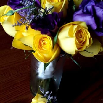 Huyen Flowers - Not a good photo but the bouquet was beautiful - Florists Near Me Huyen Flowers - Not a good photo but the bouquet was beautiful - Florists Near Me