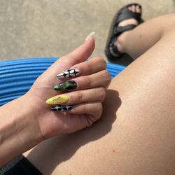 Famous Nails