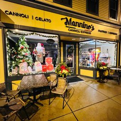 Mannino's Cannoli Express - The exterior.