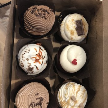 La Zucre Cake Boutique - First row - Nutella, Carrot, Nutella. Second row - S'mores, Red Velvet, Sea Salt Caramel - Cupcakes Near Me - Orlando, Florida