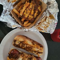 Hot Diggidy Dog - Chili dogs, cheese fries.