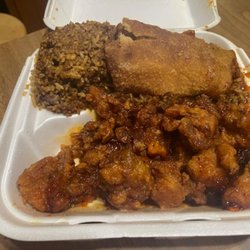 Lucky's Chop Suey - Dry, inedible general tsao chicken.