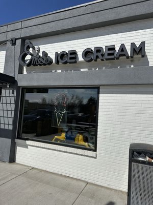 Em's Ice Cream by null