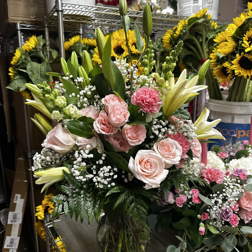 Alejandra's Flowers - Tall Vase - Florists Near Me - Fresno, California Alejandra's Flowers - Tall Vase - Florists Near Me - Fresno, California