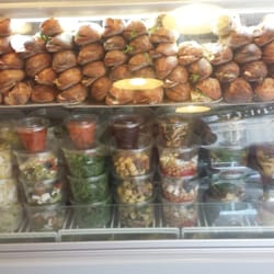 La Cuisine - Cette sandwicherie a la super côte ! Sandwichs délicieux (demandez le Parme Roquette Parmesan ou PRP pour les intimes), et salades au menu !
