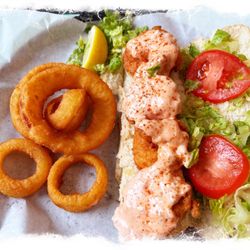 Queenz Bistro and Diner - Queenz shrimp po' boy with onion rings.