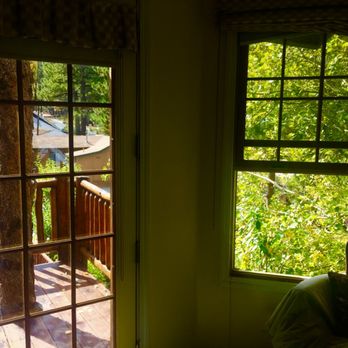 Alpenhorn Bed & Breakfast - Room with a tree growing through balcony - Big Bear Lake, CA