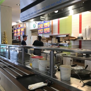 Phô Tonkinoise - a restaurant kitchen with people working - Soup Near Me - Quebec City, Quebec Phô Tonkinoise - a restaurant kitchen with people working - Soup Near Me - Quebec City, Quebec