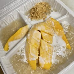 Khan & Phim Thai - Fresh and sweet mango sticky rice.