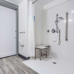 Guest room bath