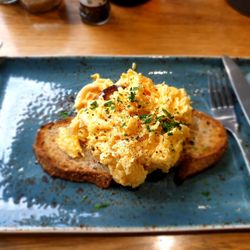 javaScript cafe - Scrambled eggs on multigrain bread