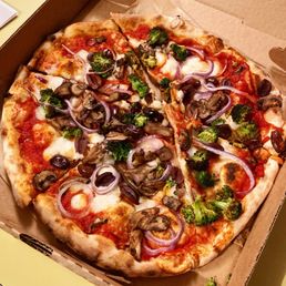 Veggie pizza with vegan mozzarella (taken to go)