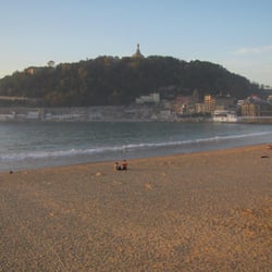 El Muelle de San Sebastián - View of El Muelle and Monte Urgull