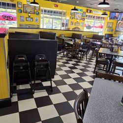 East Bay Deli - West Columbia - Clean dining area