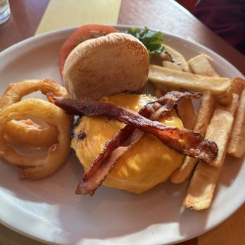 Junior's Restaurant & Bakery - Foxwoods - American Near Me - Mashantucket, Connecticut