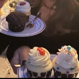 218 Cupcake Lady for comparison. These wowed the crowd a few days prior. 218 Cupcake Lady for comparison. These wowed the crowd a few days prior.