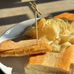 Grilled cheese with chips