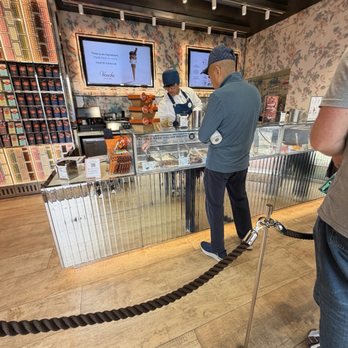Venchi - Gelato Near Me - Glendale, California